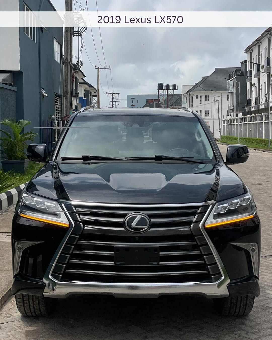 Lexus LX570 - Front