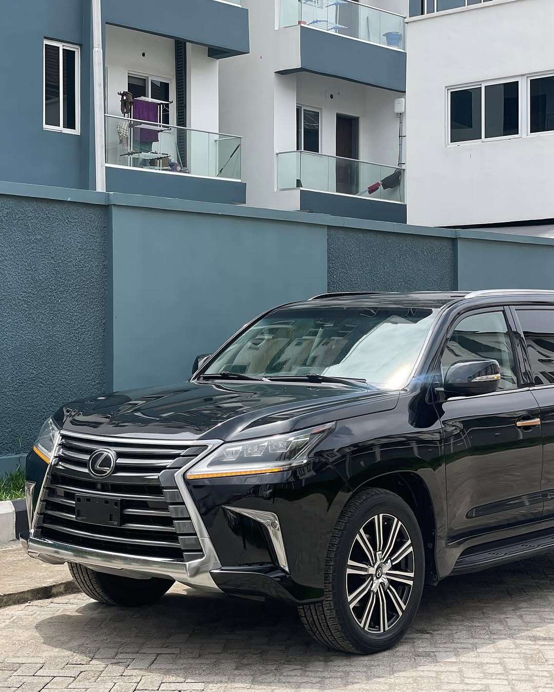 Lexus LX570 - Side