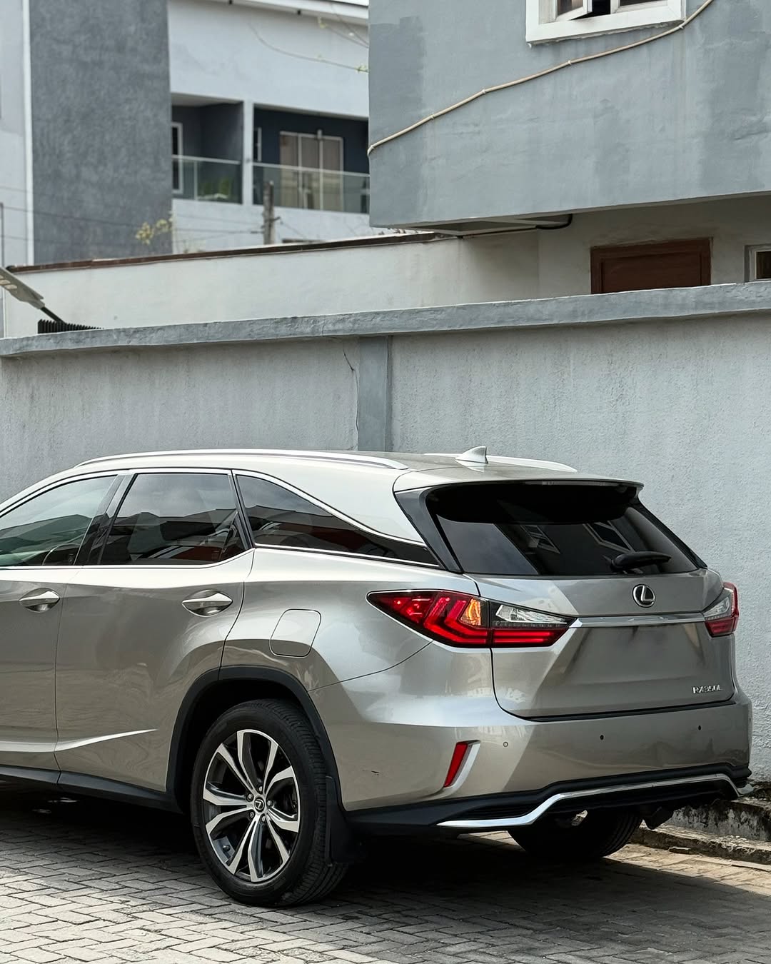 Lexus RX350L - Profile
