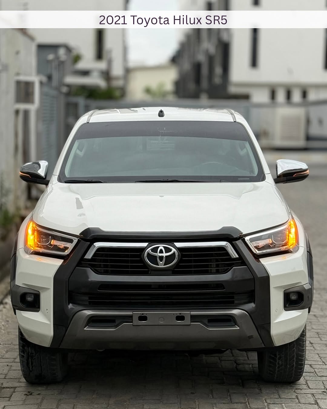 Toyota Hilux SR5 - Front