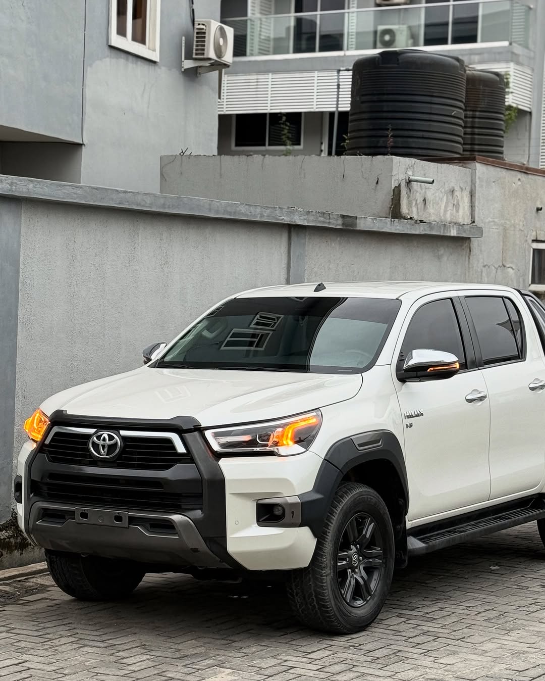 Toyota Hilux SR5 - Side