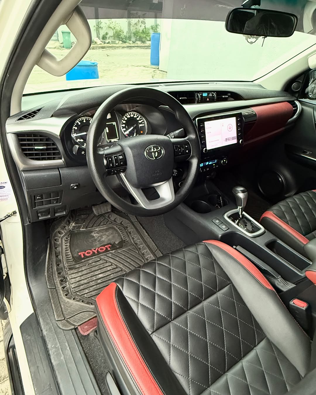 Toyota Hilux SR5 - Interior
