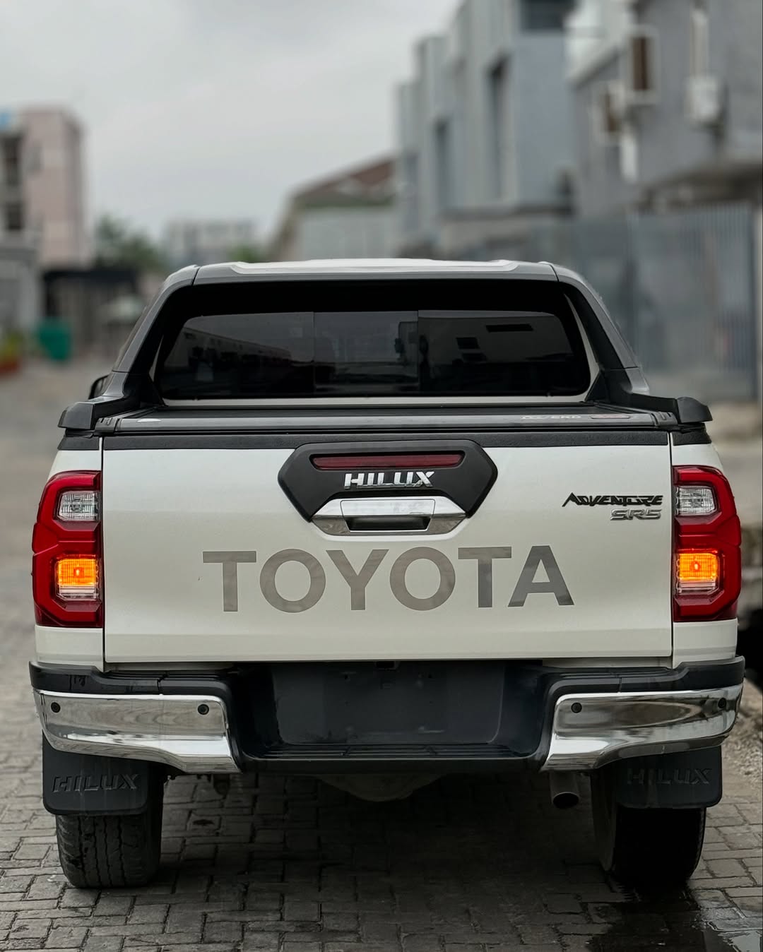 Toyota Hilux SR5 - Details