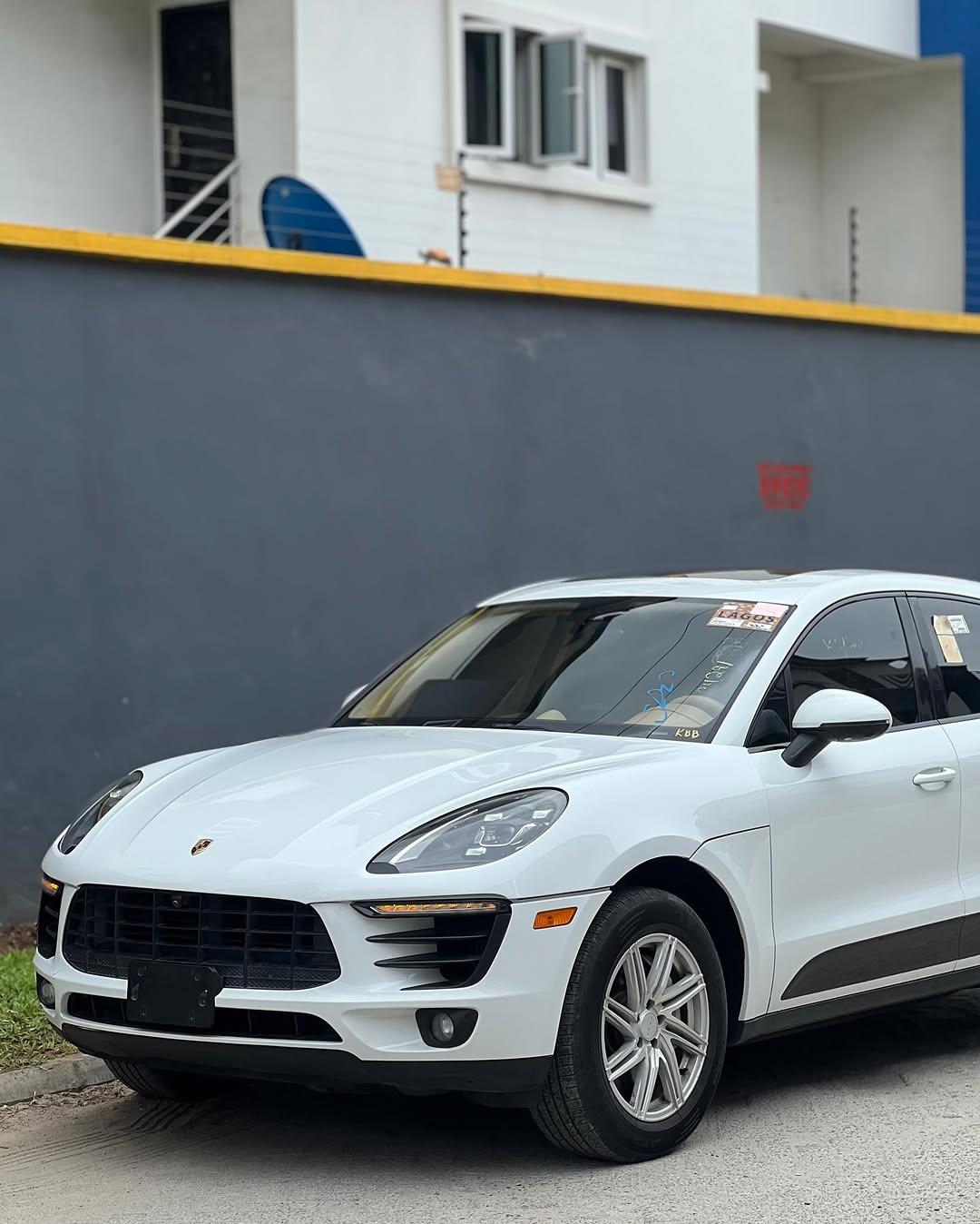Porsche Macan - Side