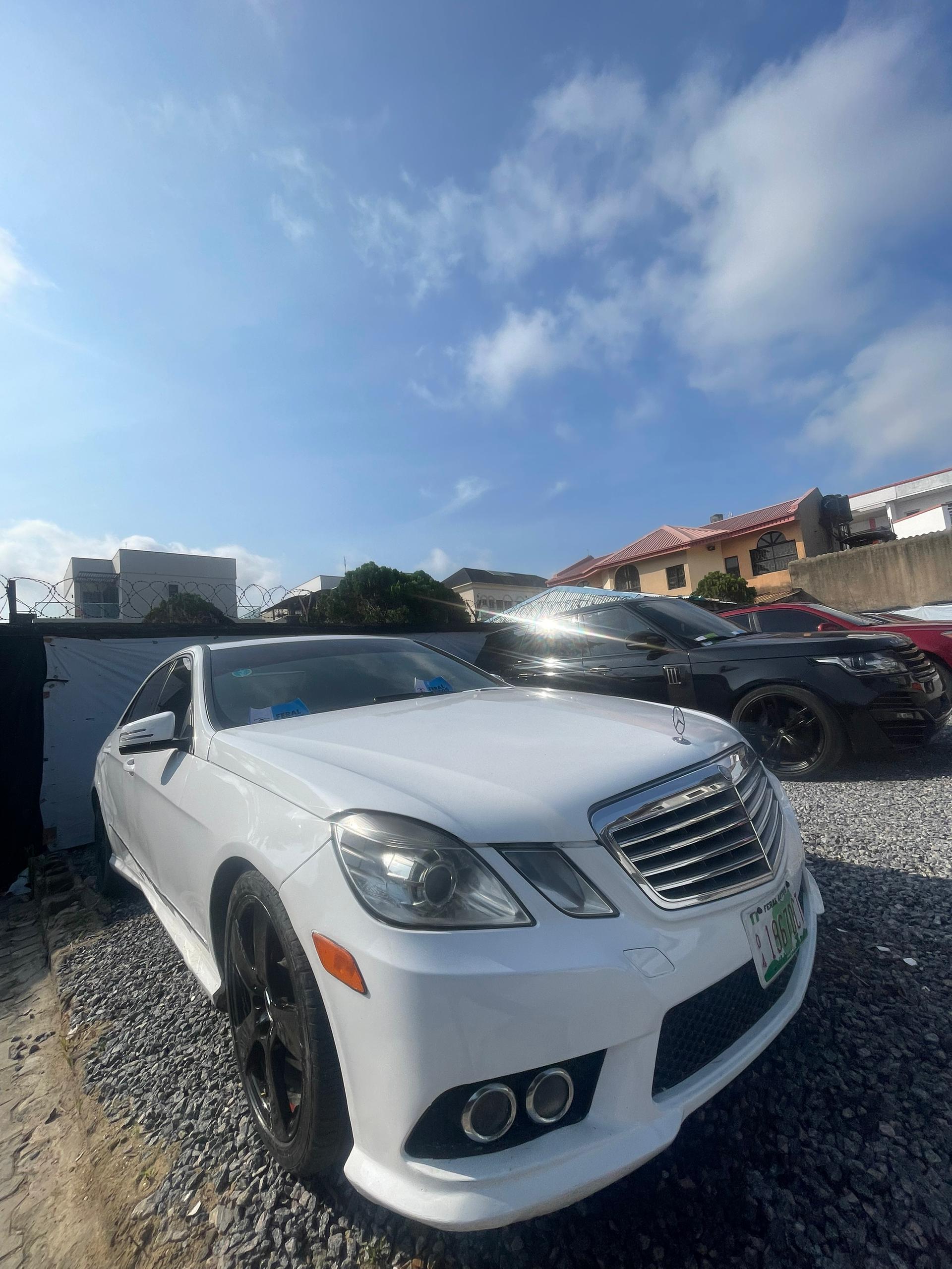 Mercedes Benz E350 - Side