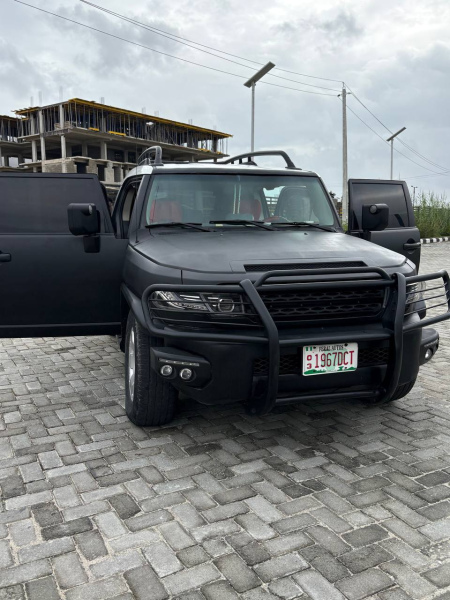 Toyota FJ Cruiser - Front