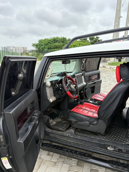 Toyota FJ Cruiser - Rear