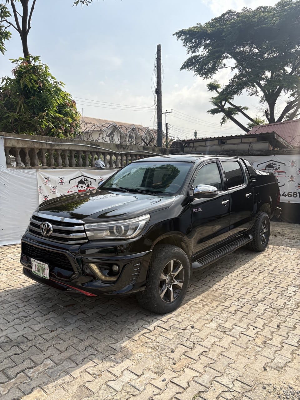 Toyota Hilux - Front