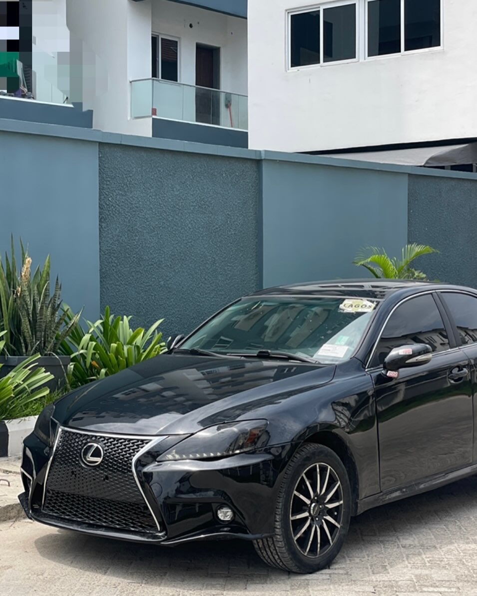 Lexus IS250 - Side