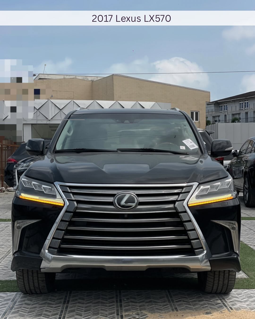 Lexus LX570 - Front
