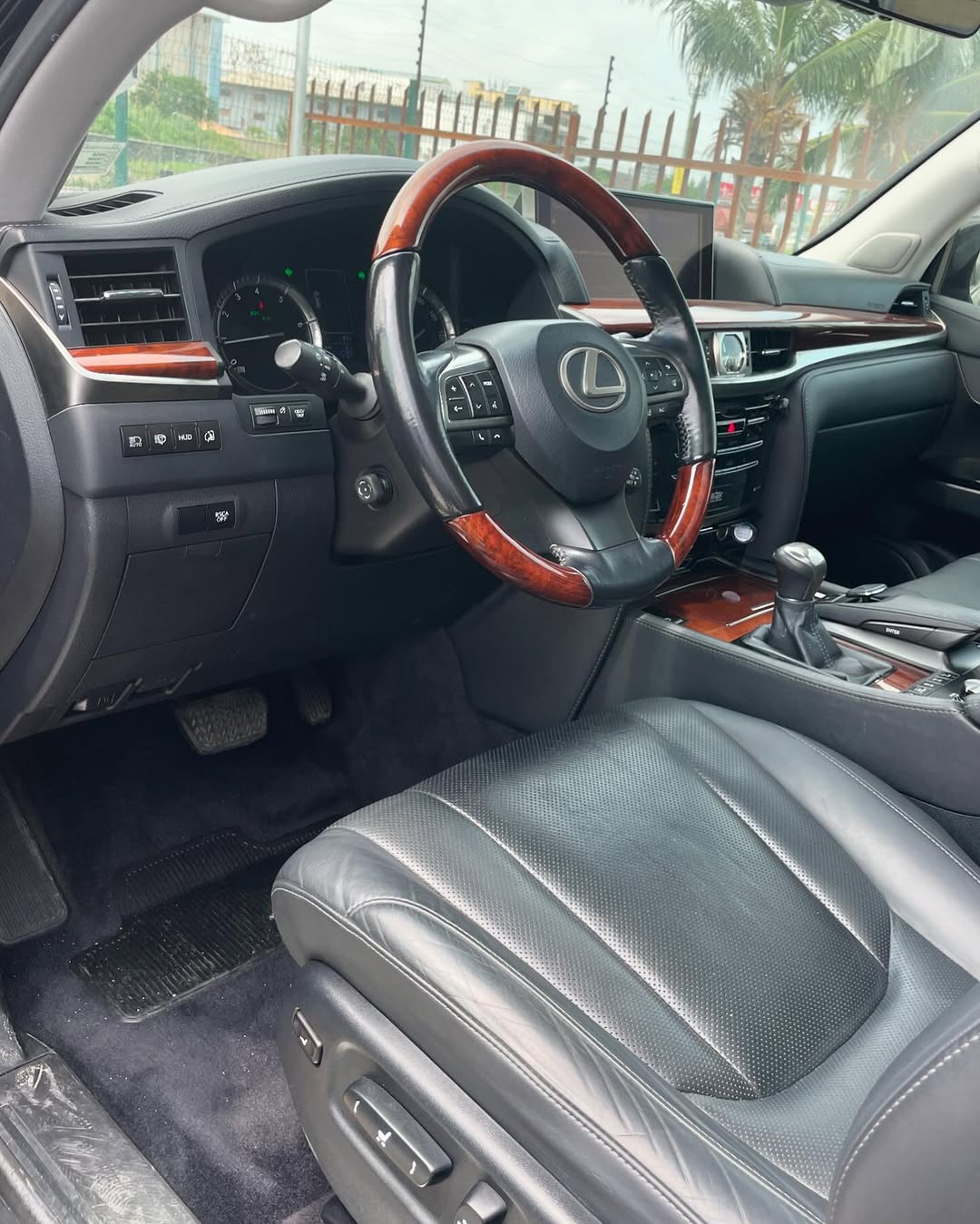 Lexus LX570 - Dashboard