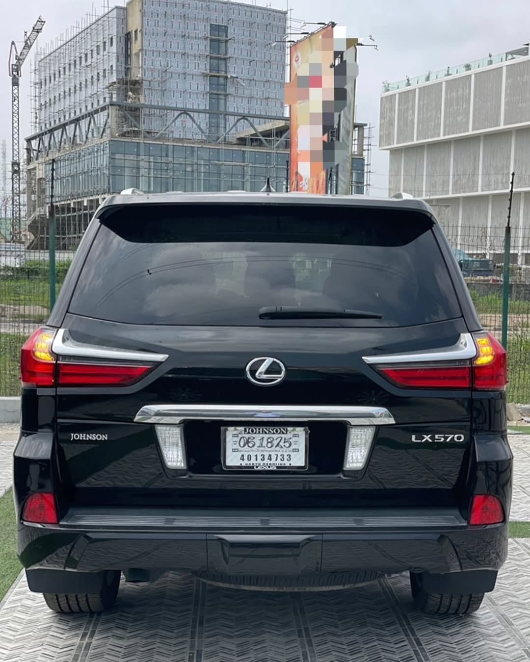 Lexus LX570 - Badge