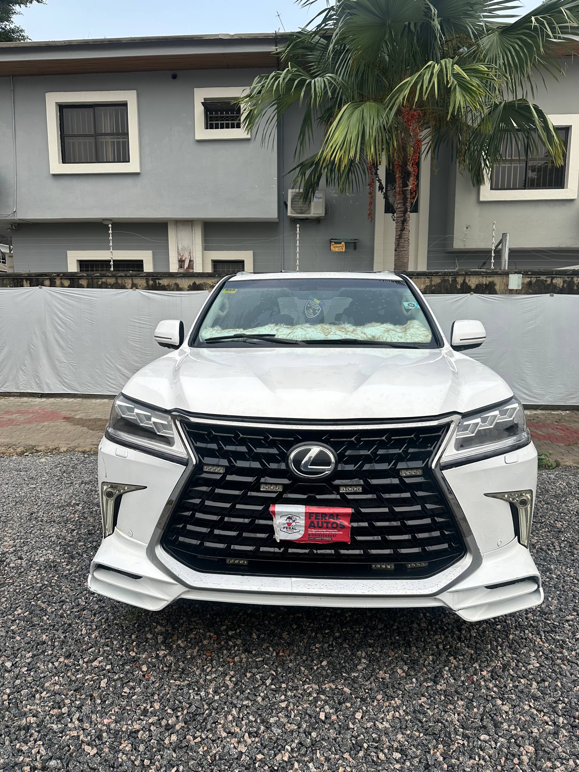 Lexus LX570 - Front