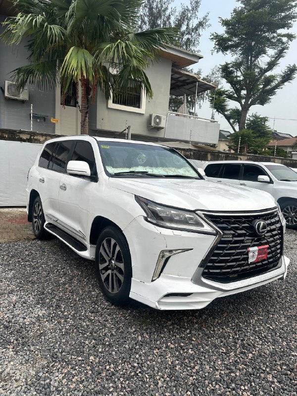 Lexus LX570 - Interior