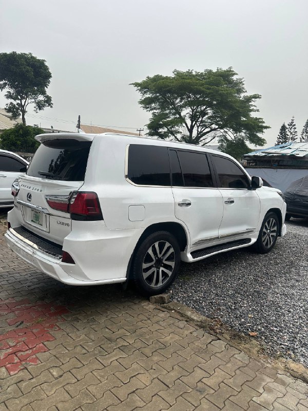 Lexus LX570 - Side