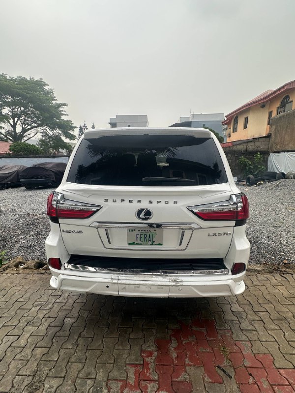 Lexus LX570 - Profile