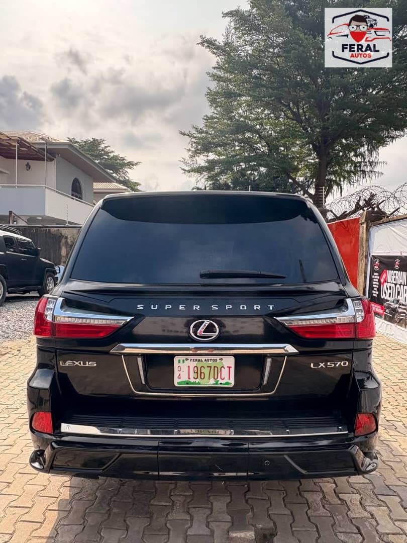 Lexus LX570 - Front