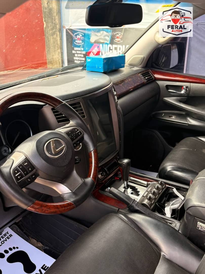 Lexus LX570 - Interior
