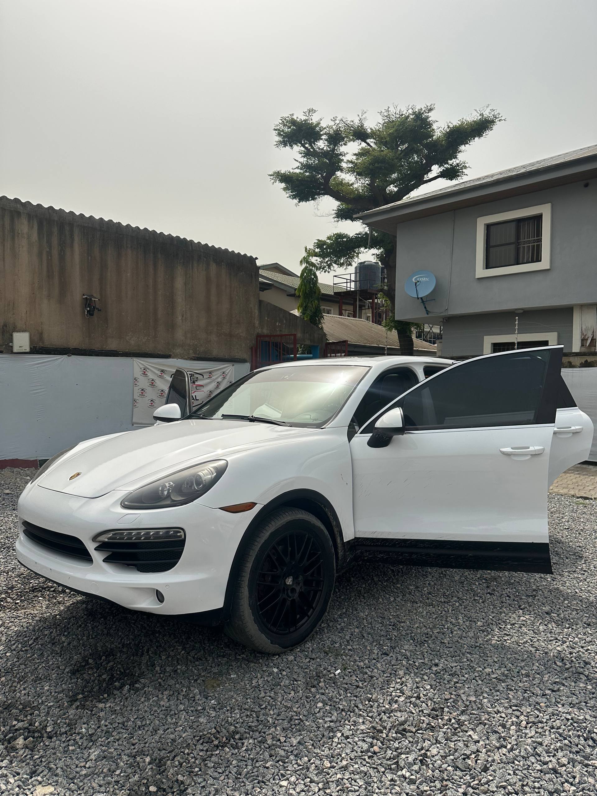 Porsche Cayenne - Side View