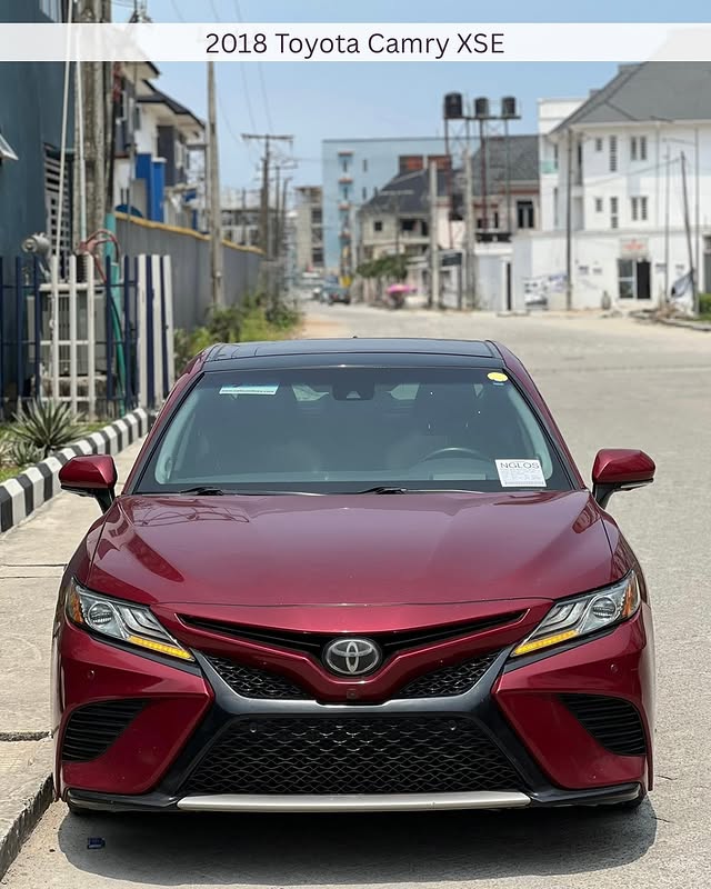 Toyota Camry 2018 - Front