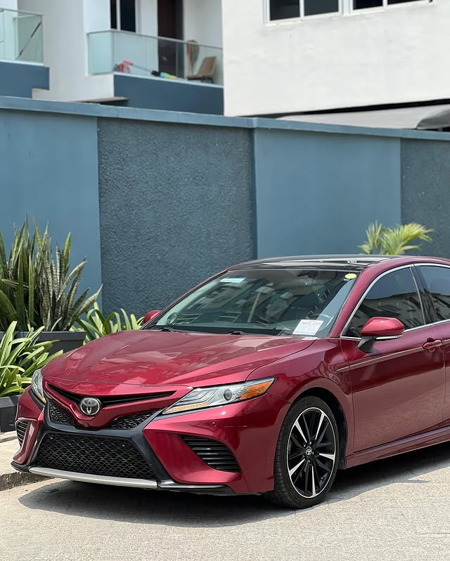 Toyota Camry 2018 - Side